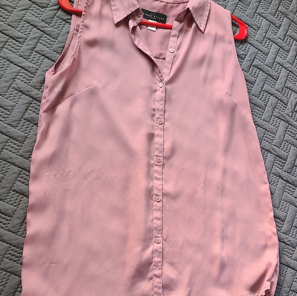 Sleeveless Blouse - Picture 2 of 2